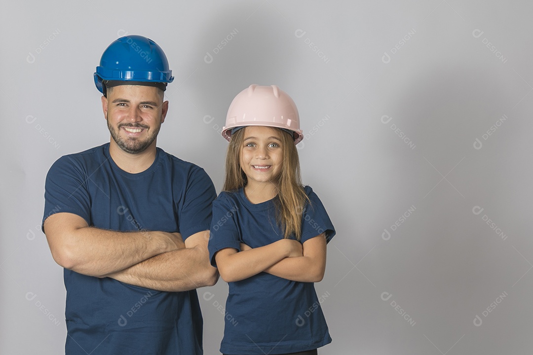 Lindo pai ao lado de sua filha felizes usando capacete de segurança fundo isolado branco