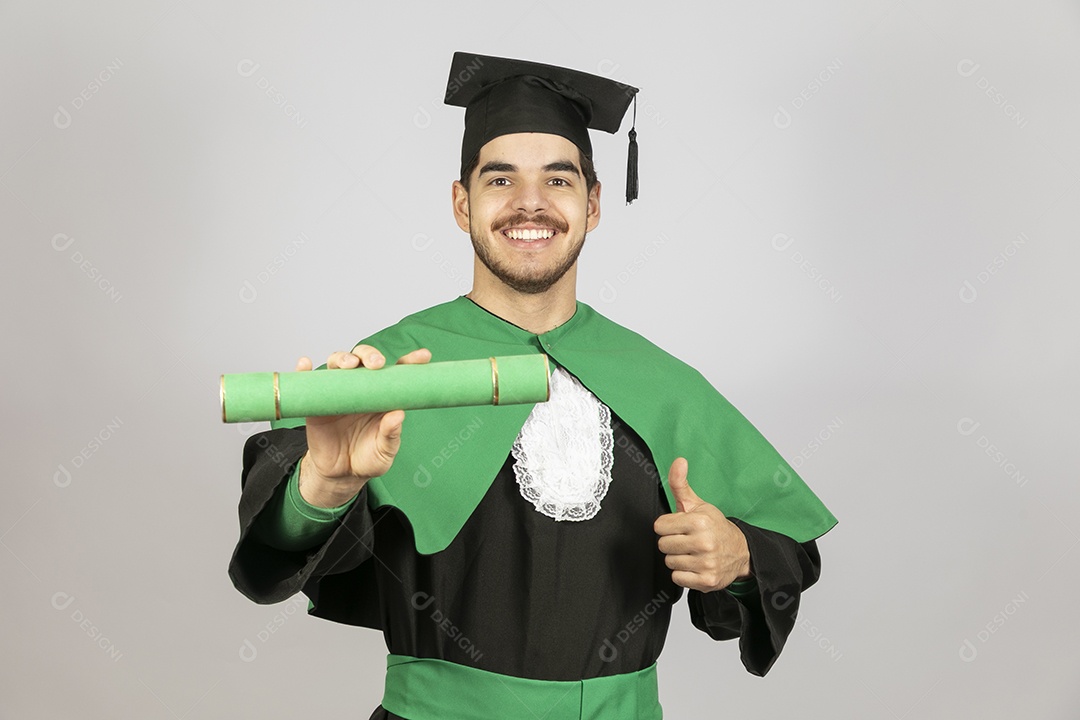 Lindo jovem se formando sorridente e feliz