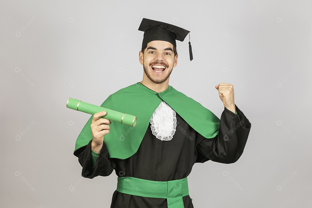 Lindo jovem se formando sorridente e feliz