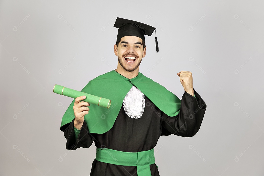 Lindo jovem se formando sorridente e feliz