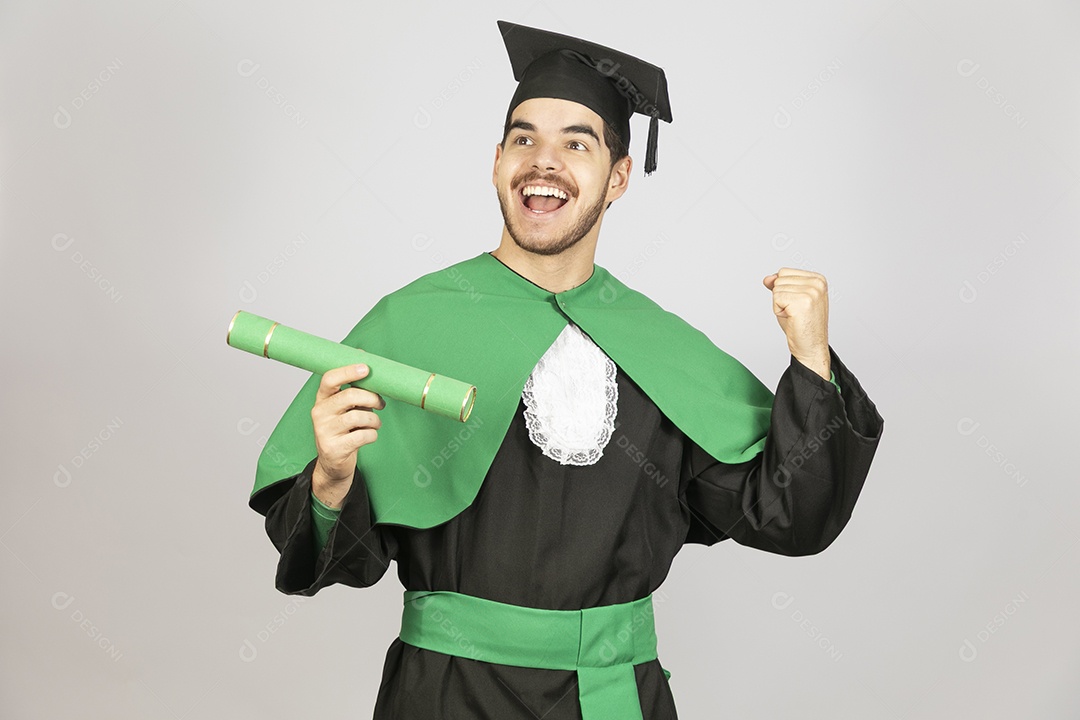 Lindo jovem se formando sorridente e feliz