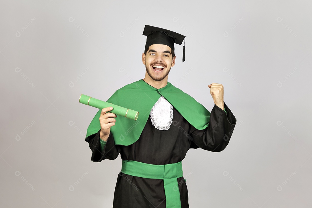 Lindo jovem se formando sorridente e feliz