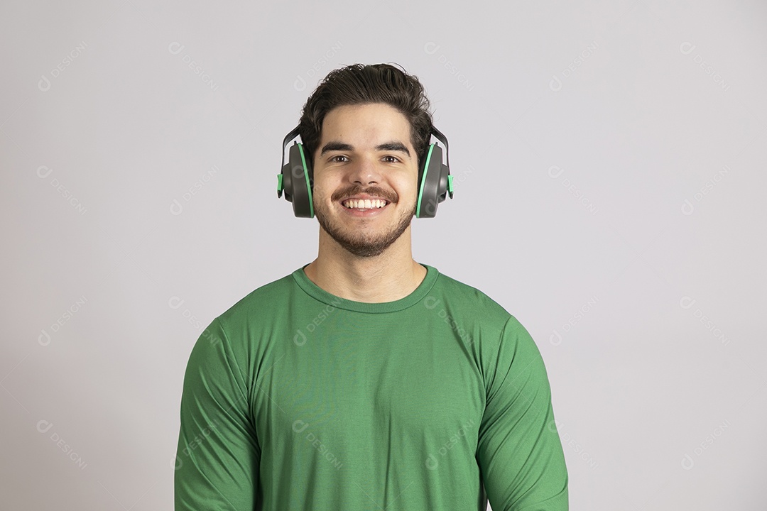 Lindo homem jovem usando abafador de Ruídos