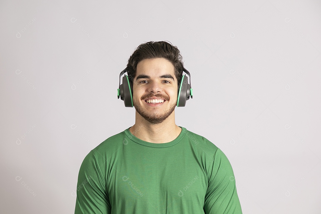 Lindo homem jovem usando abafador de Ruídos