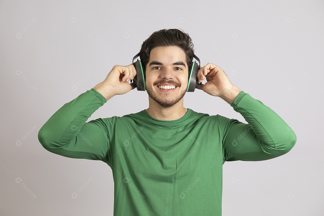 Lindo homem jovem usando abafador de Ruídos
