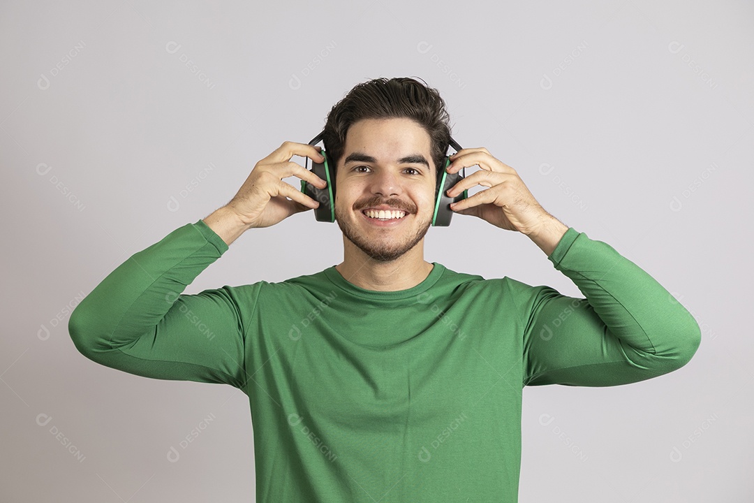 Lindo homem jovem usando abafador de Ruídos