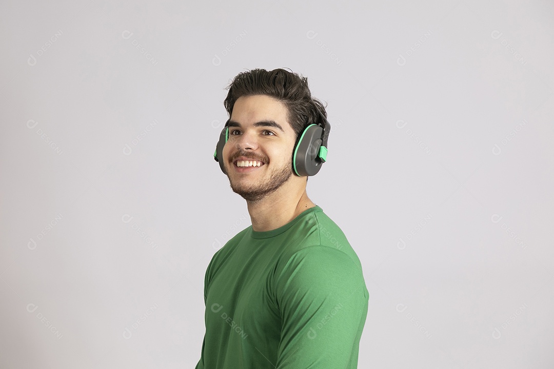 Lindo homem jovem usando abafador de Ruídos