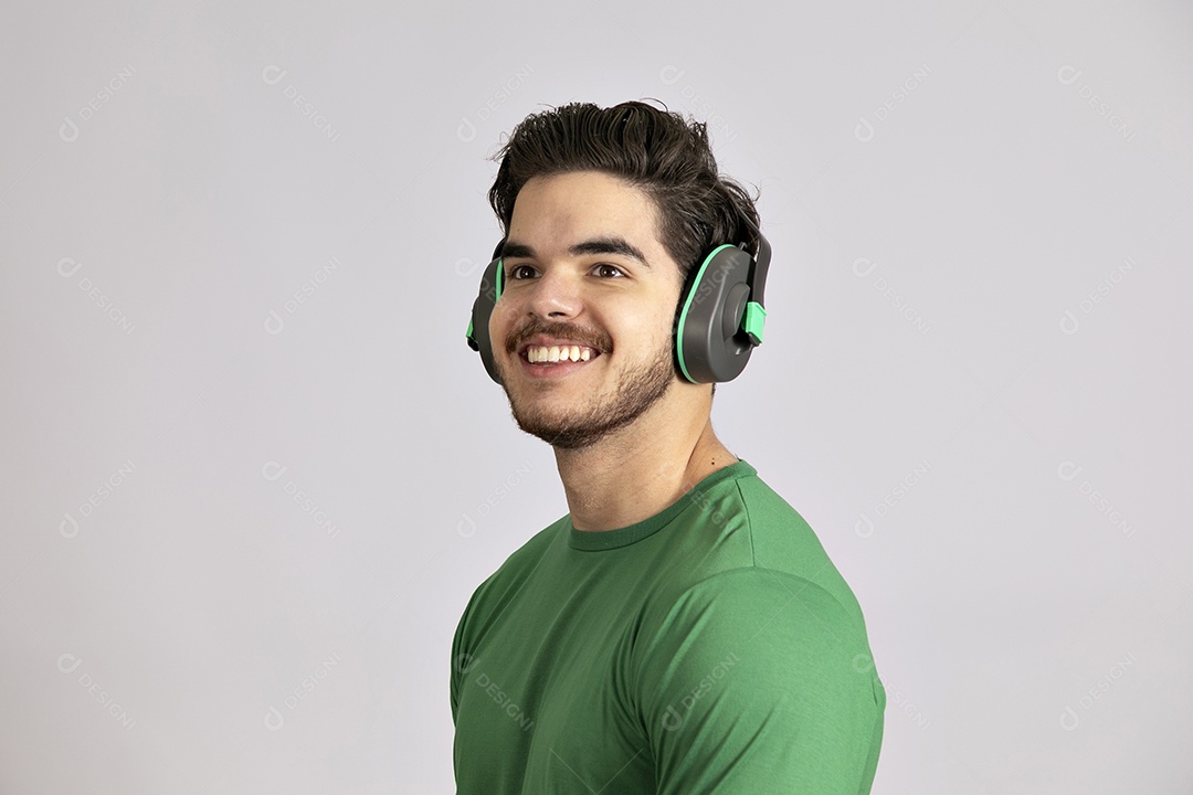 Lindo homem jovem usando abafador de Ruídos