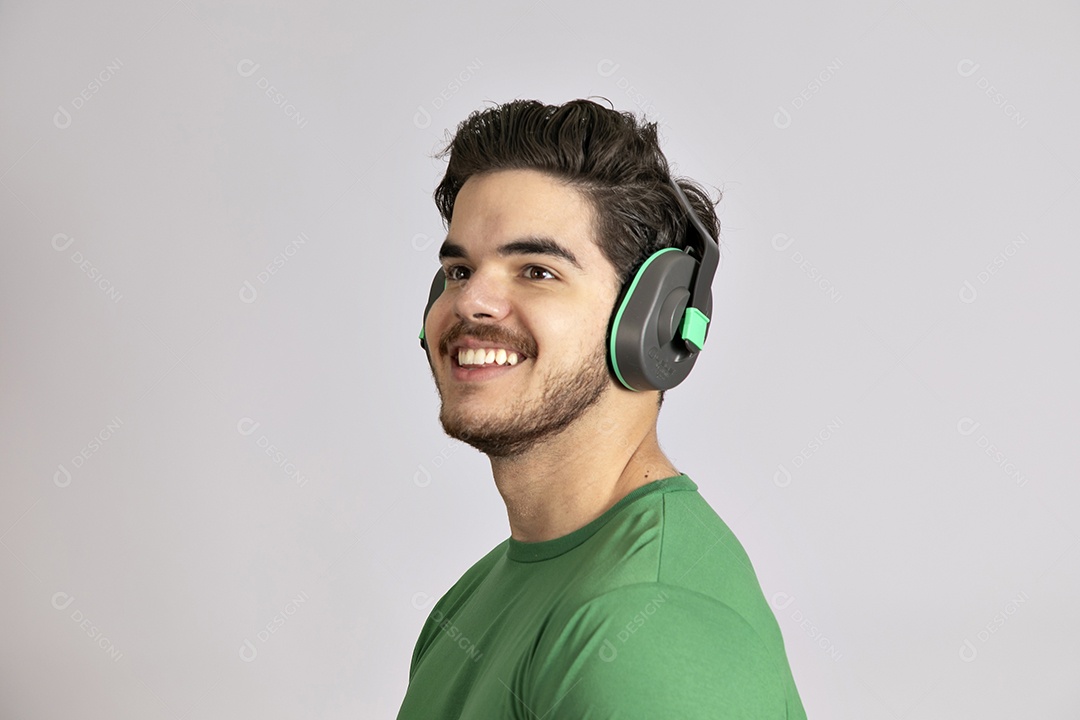 Lindo homem jovem usando abafador de Ruídos