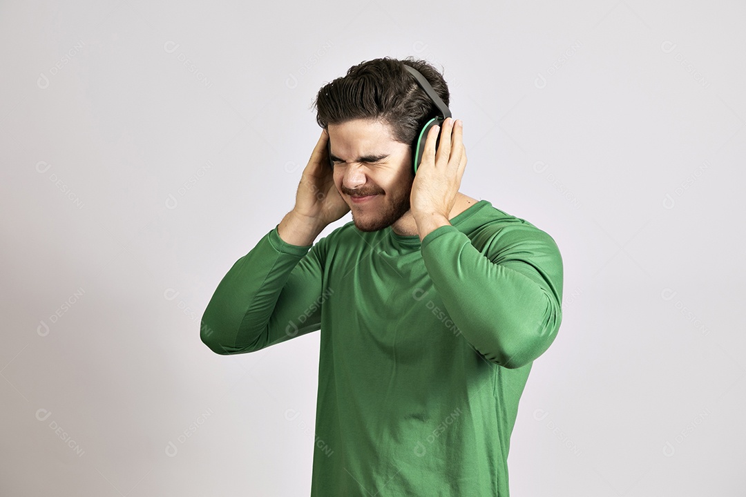 Lindo homem jovem usando abafador de Ruídos