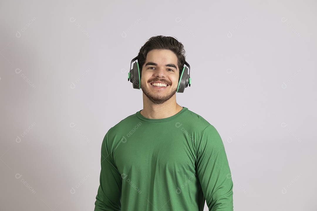 Lindo homem jovem usando abafador de Ruídos