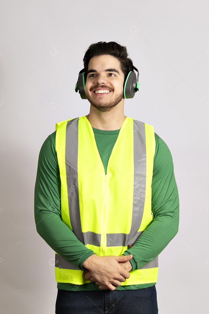 Lindo homem jovem construtor sobre fundo isolado branco