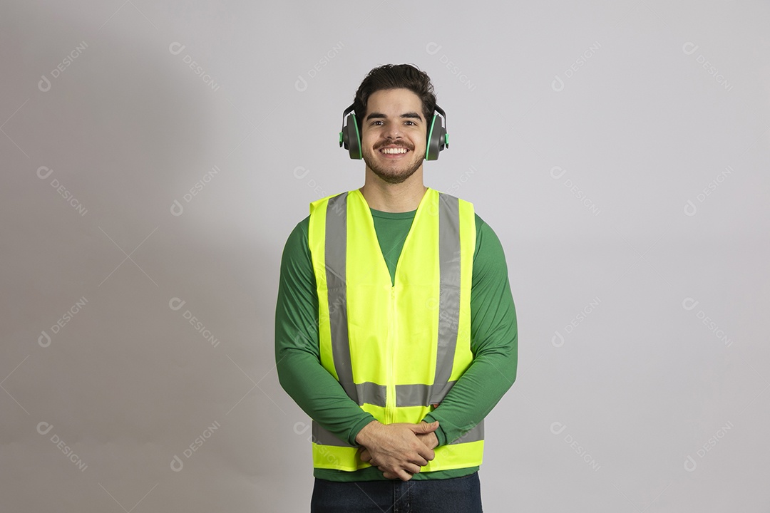 Lindo homem jovem construtor sobre fundo isolado branco