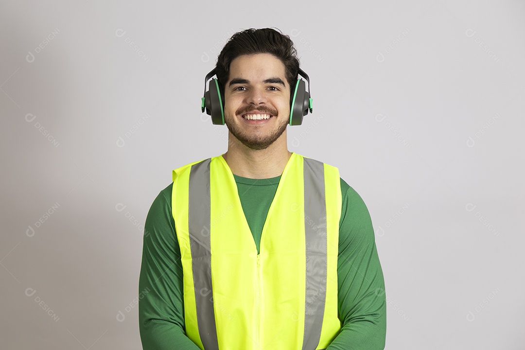 Lindo homem jovem construtor sobre fundo isolado branco