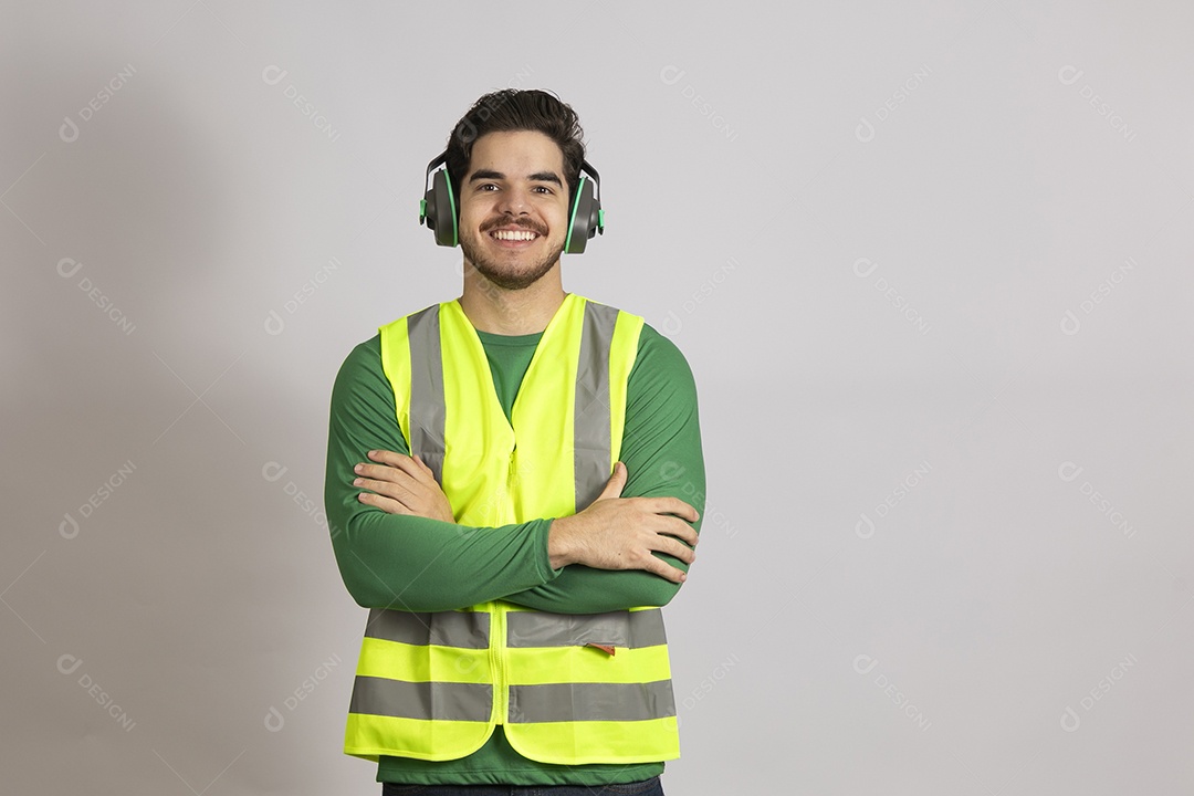 Lindo homem jovem construtor sobre fundo isolado branco