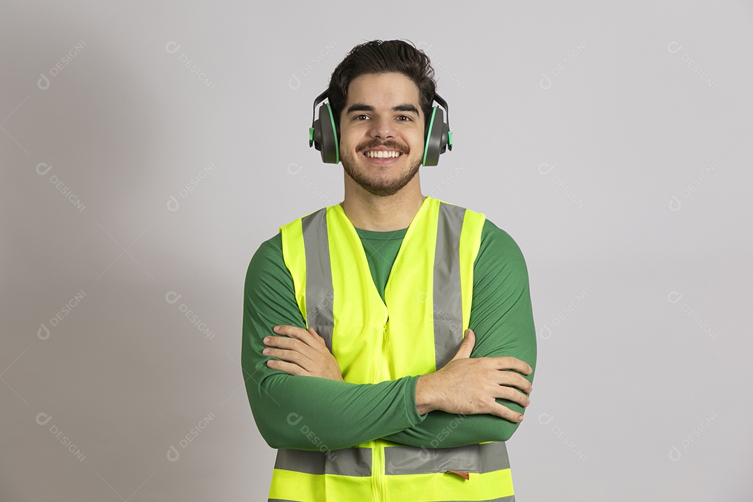 Lindo homem jovem construtor sobre fundo isolado branco