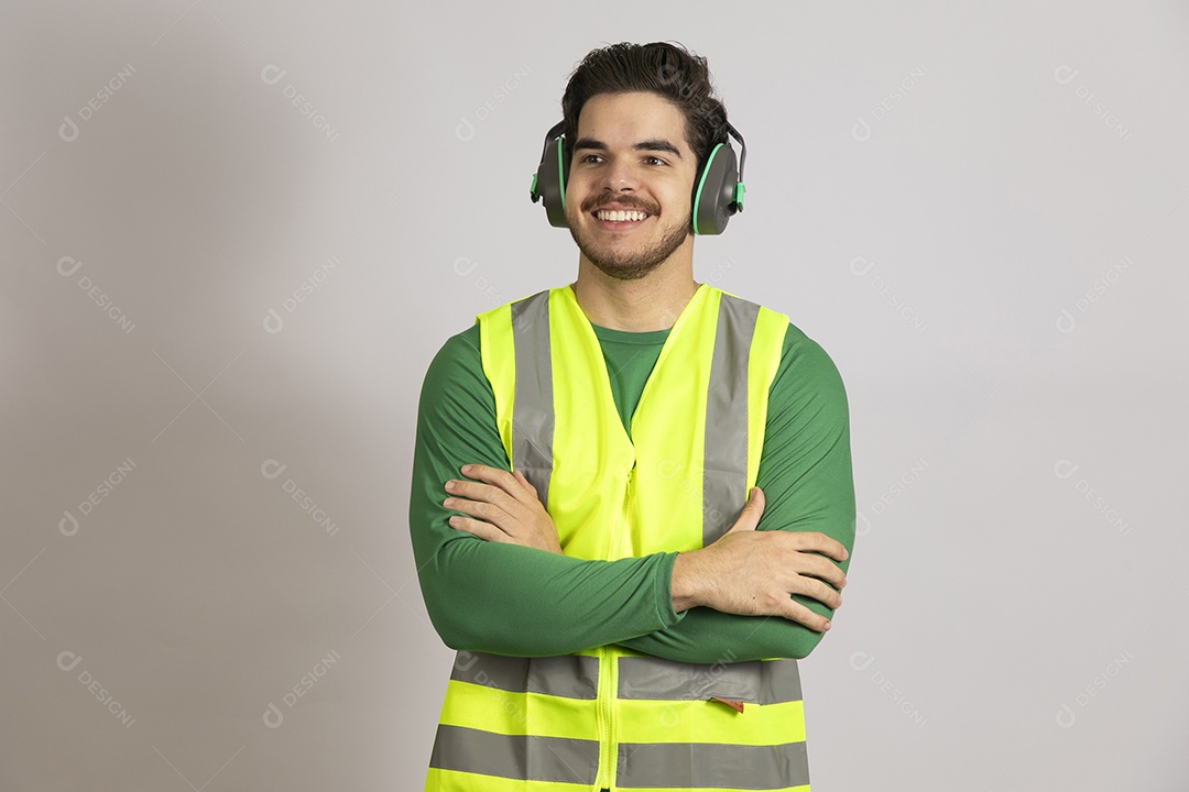 Lindo homem jovem construtor sobre fundo isolado branco