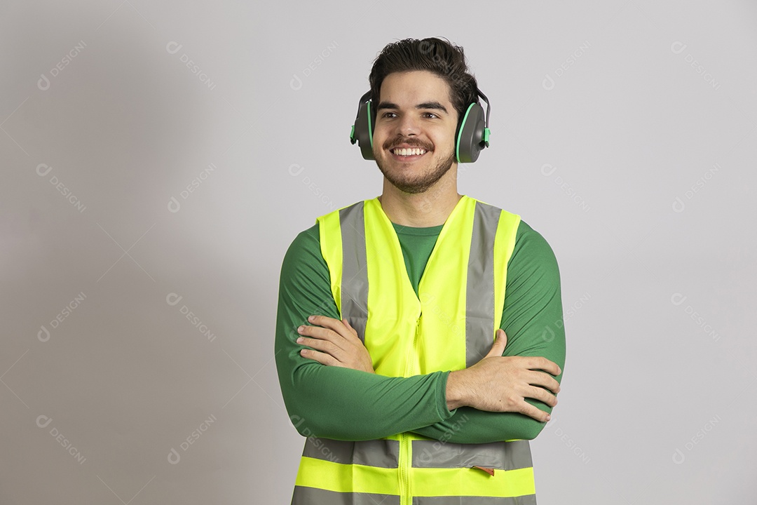Lindo homem jovem construtor sobre fundo isolado branco