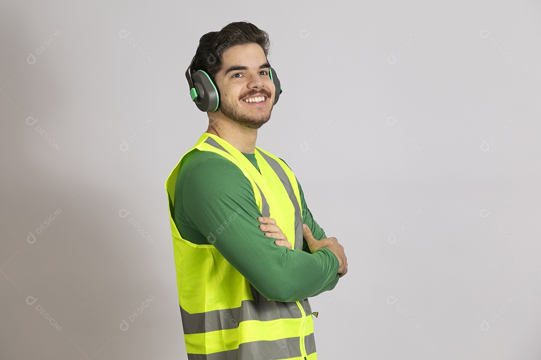 Lindo homem jovem construtor sobre fundo isolado branco