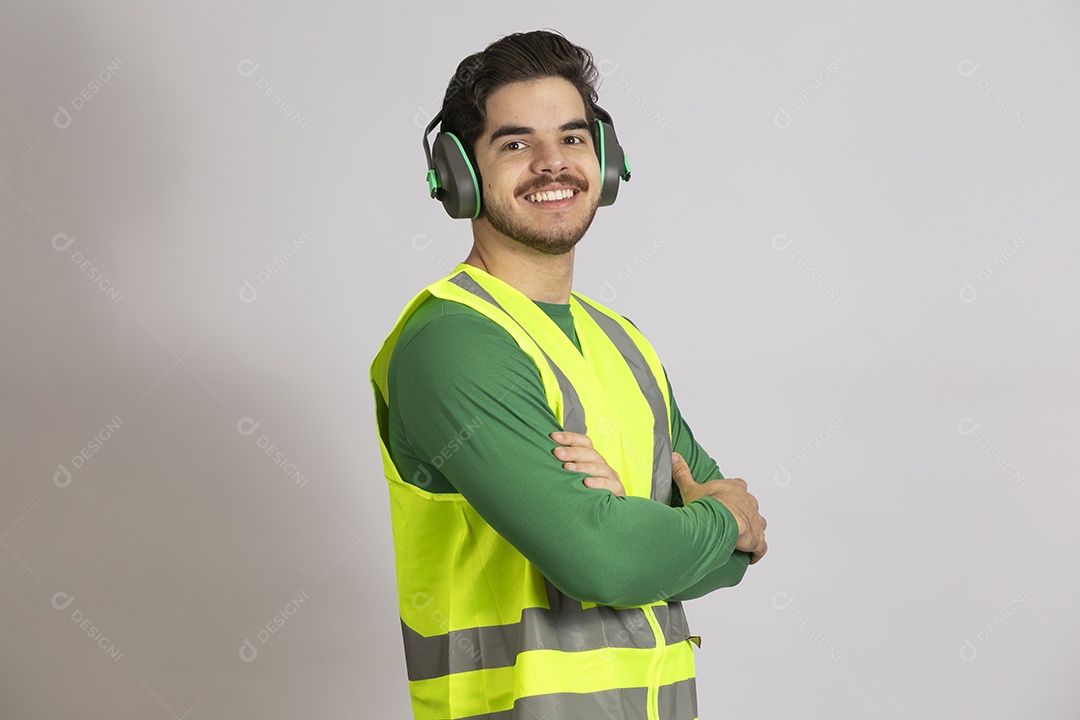 Lindo homem jovem construtor sobre fundo isolado branco