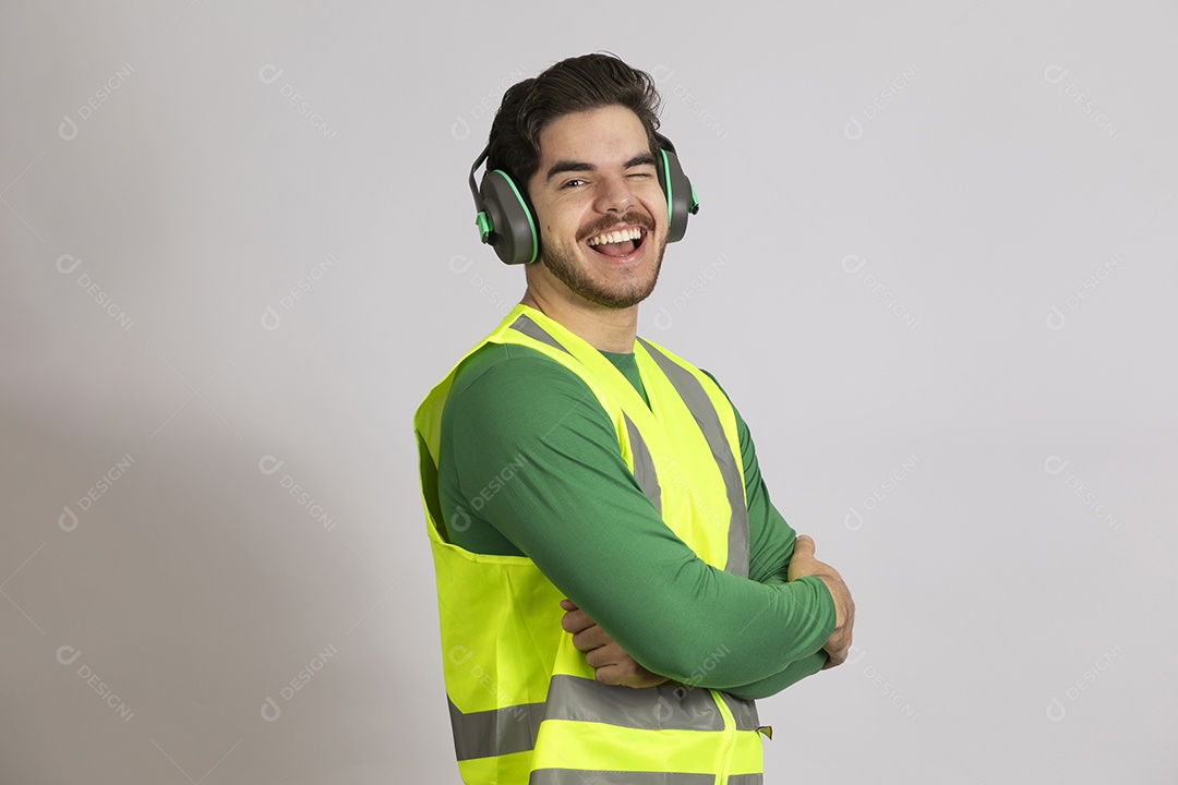 Lindo homem jovem construtor sobre fundo isolado branco