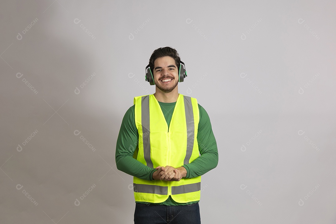 Lindo homem jovem construtor sobre fundo isolado branco