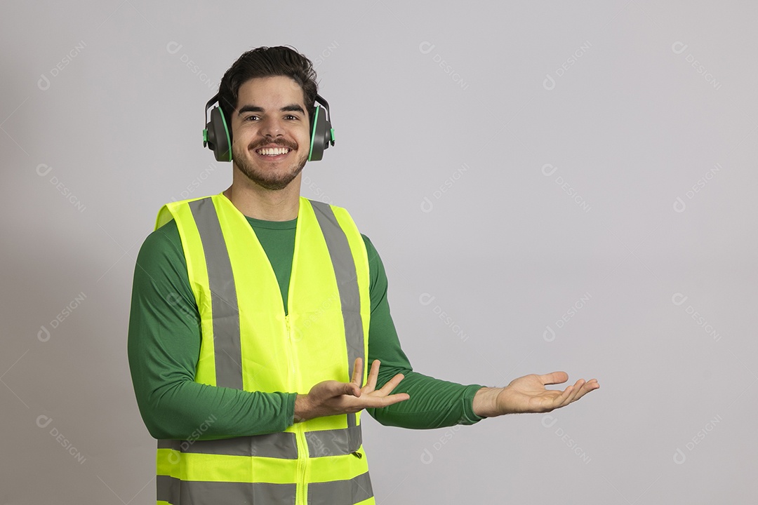 Lindo homem jovem construtor sobre fundo isolado branco