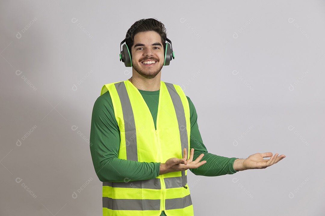 Lindo homem jovem construtor sobre fundo isolado branco