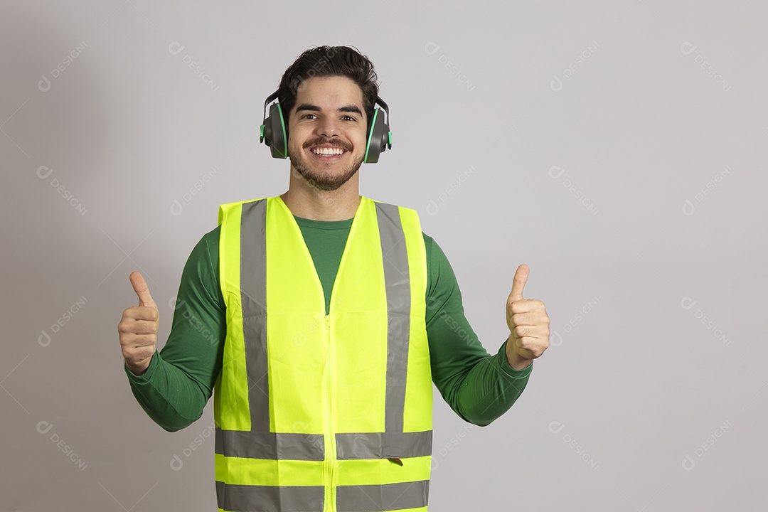 Lindo homem jovem construtor sobre fundo isolado branco