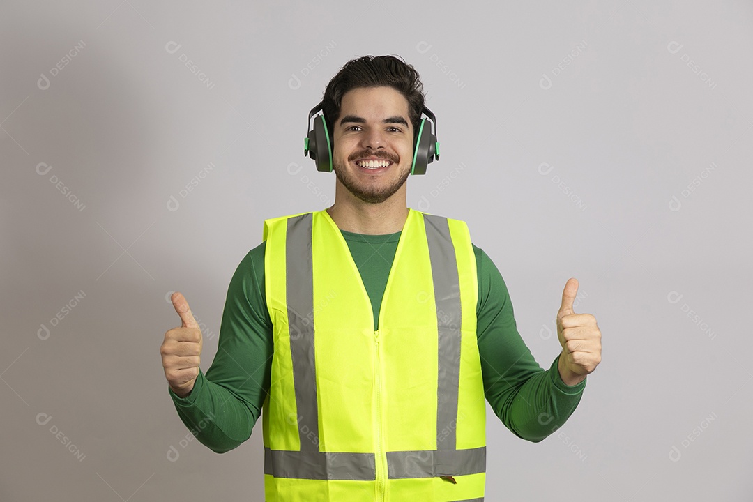 Lindo homem jovem construtor sobre fundo isolado branco