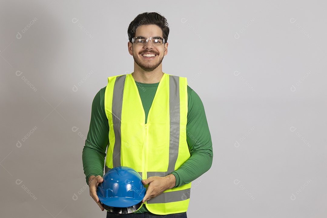 Lindo homem jovem construtor sobre fundo isolado branco