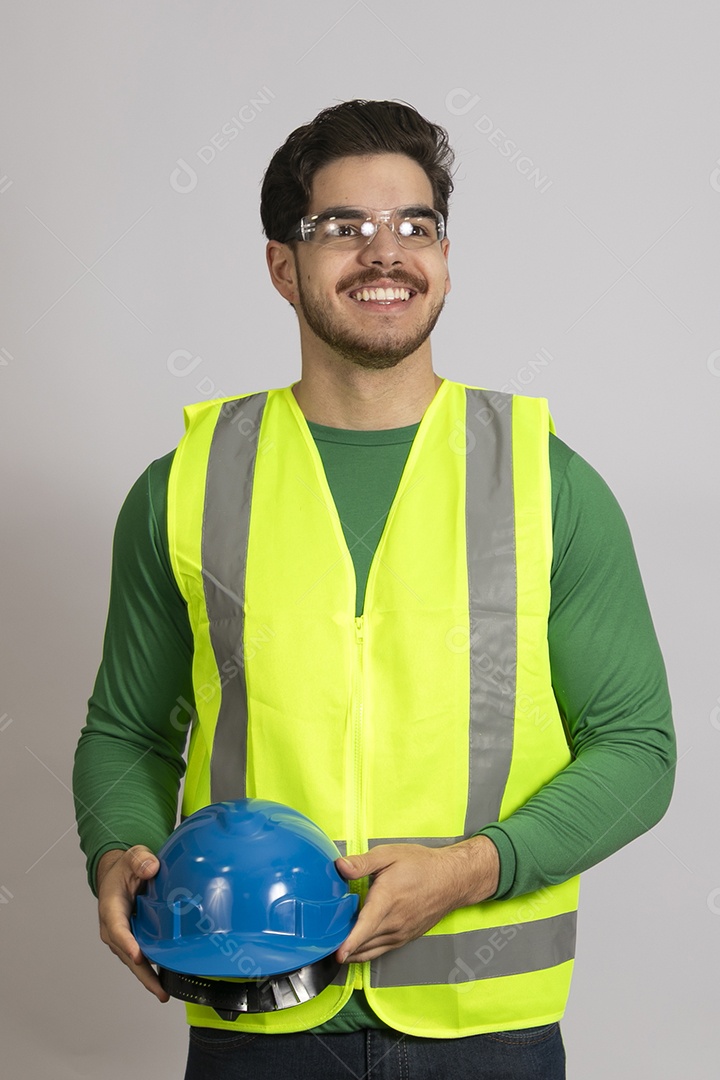 Lindo homem jovem construtor sobre fundo isolado branco