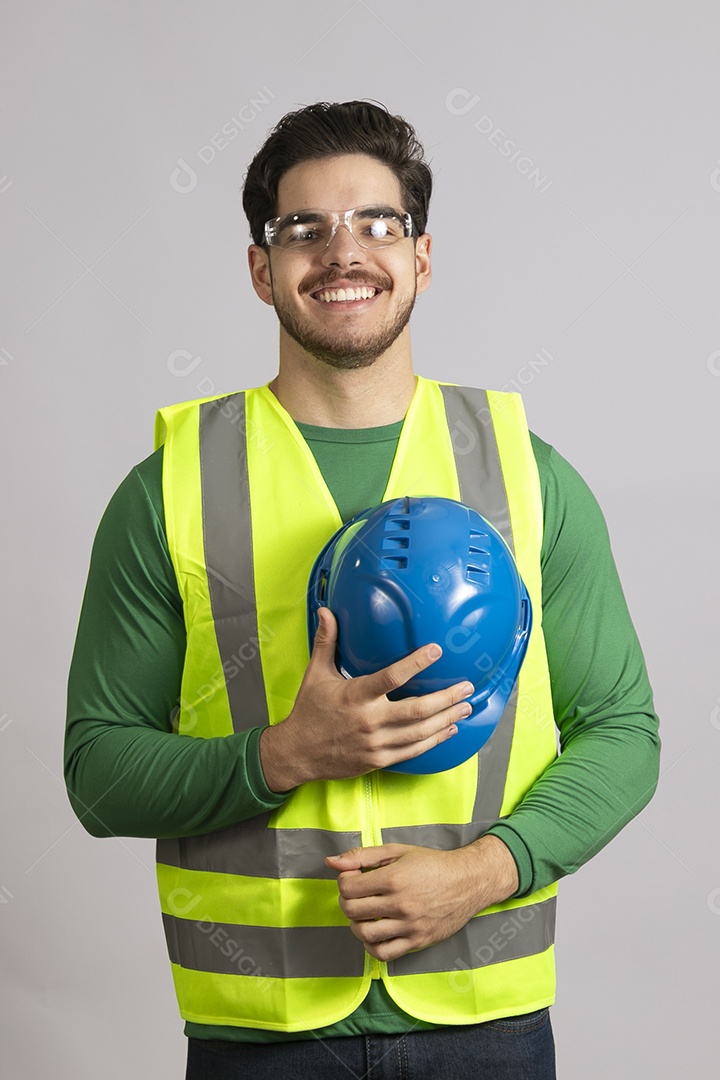 Lindo homem jovem construtor sobre fundo isolado branco