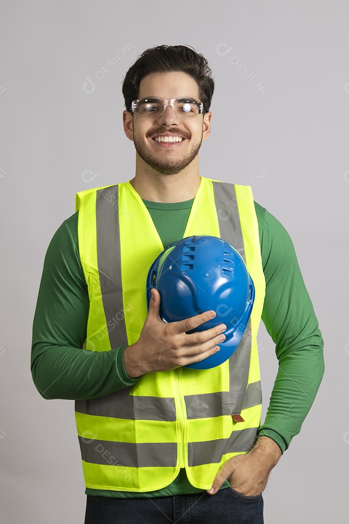 Lindo homem jovem construtor sobre fundo isolado branco