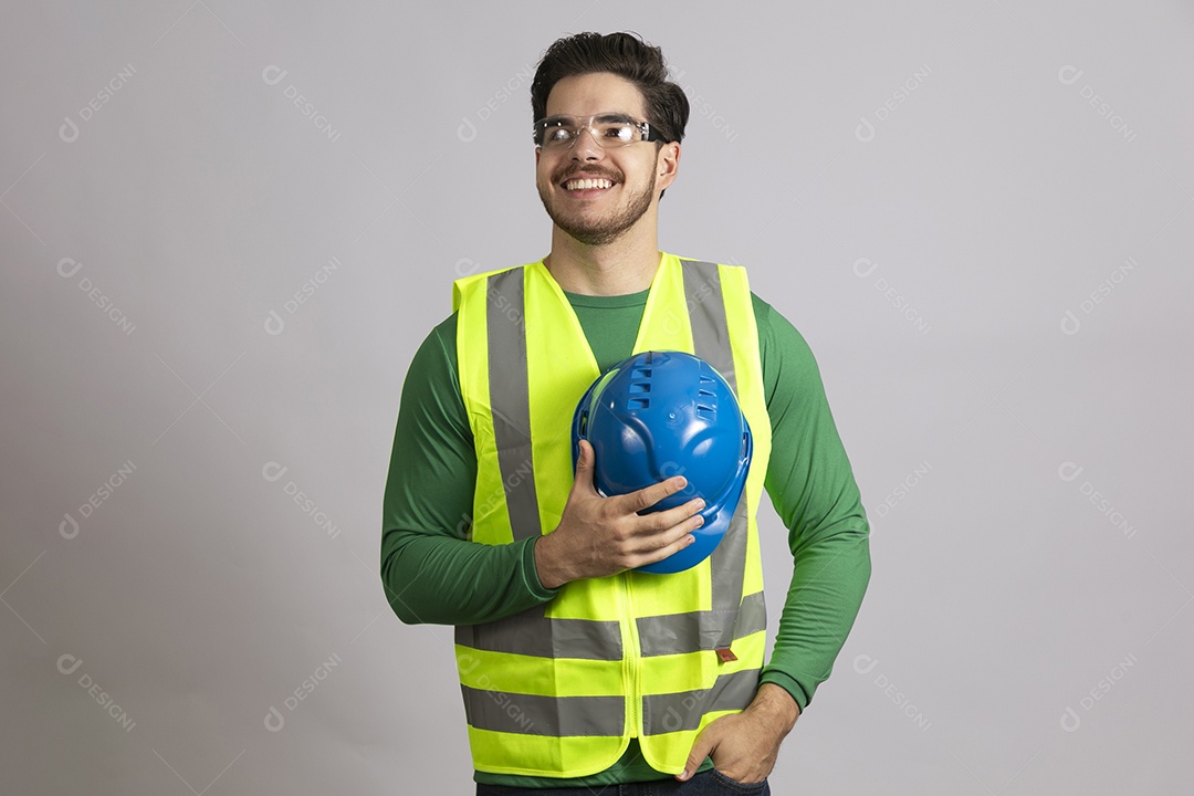 Lindo homem jovem construtor sobre fundo isolado branco