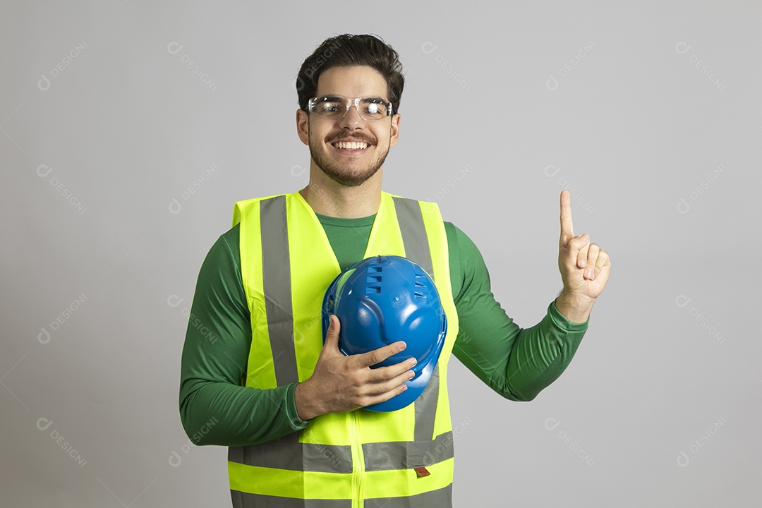 Lindo homem jovem construtor sobre fundo isolado branco