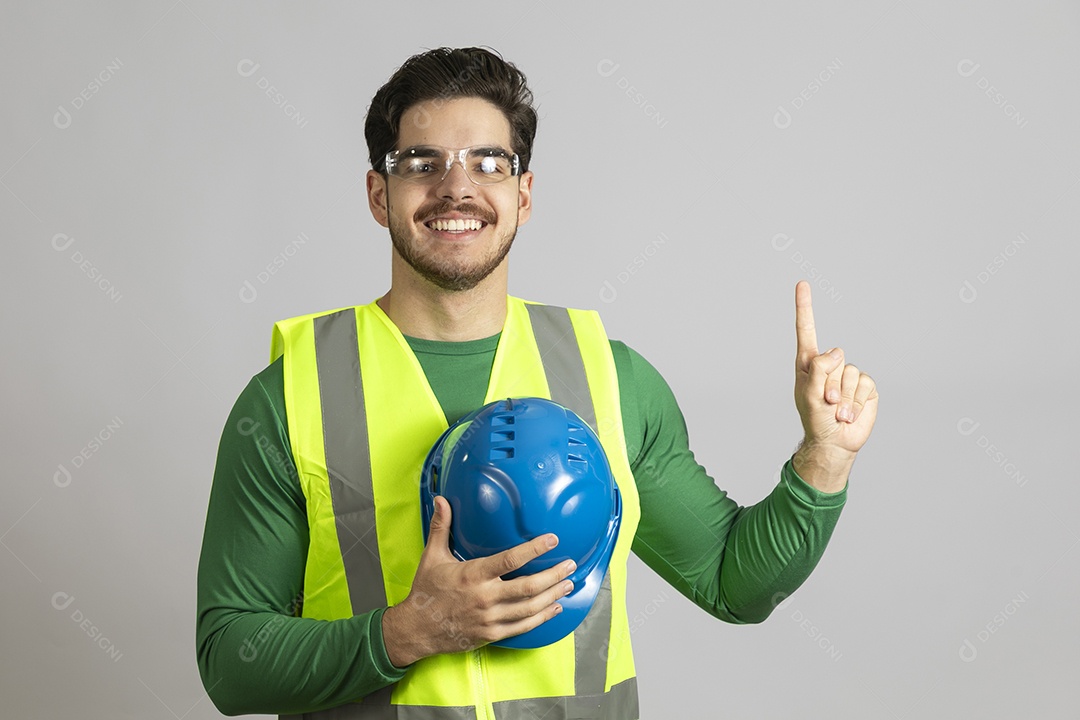 Lindo homem jovem construtor sobre fundo isolado branco