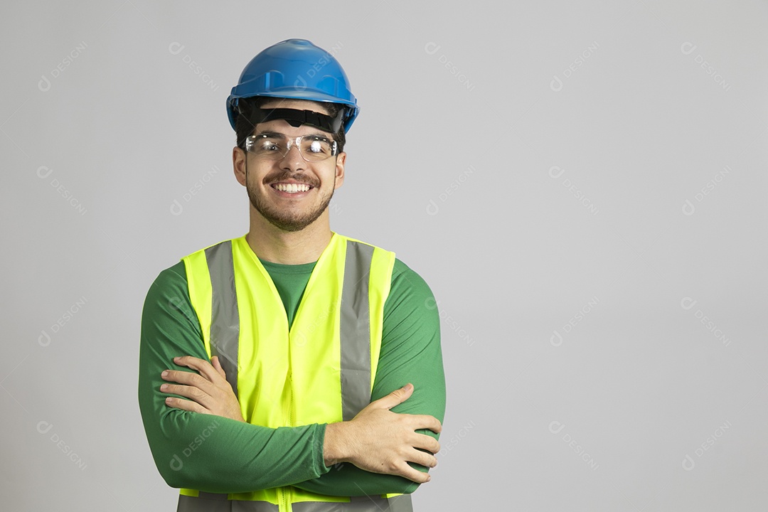 Lindo homem jovem construtor sobre fundo isolado branco