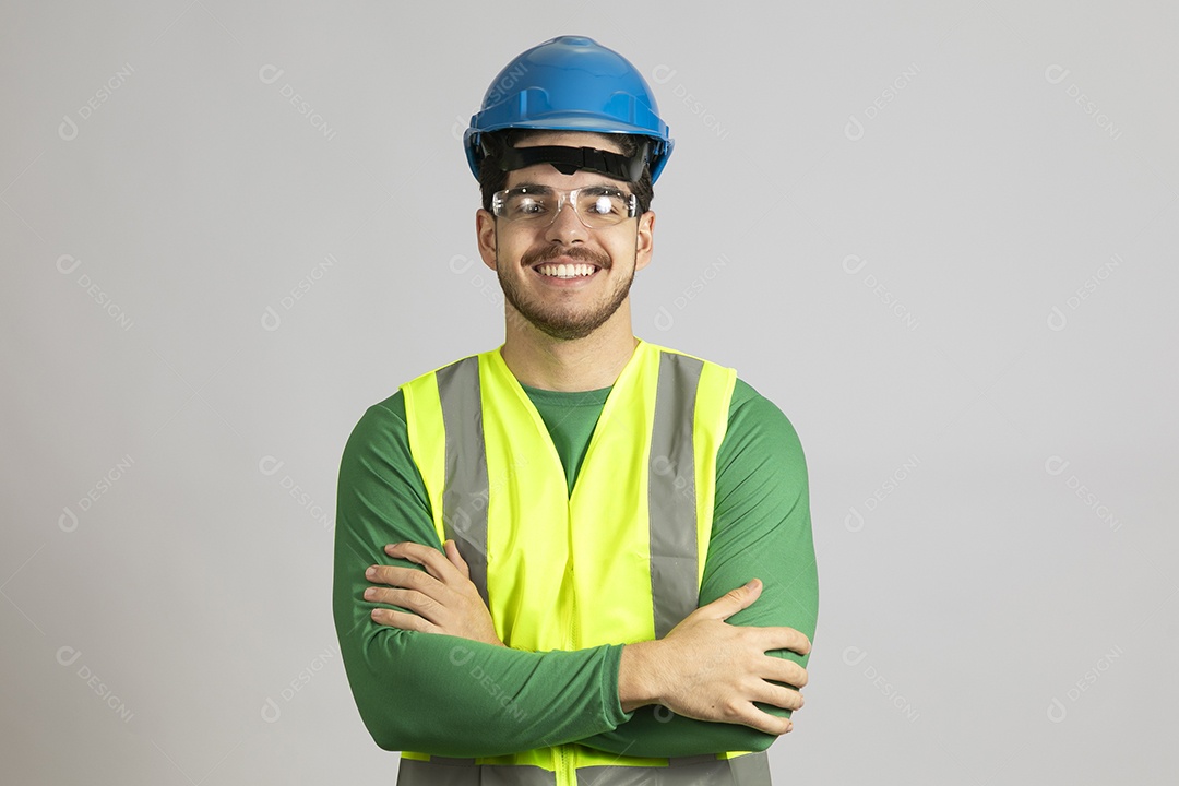 Lindo homem jovem construtor sobre fundo isolado branco