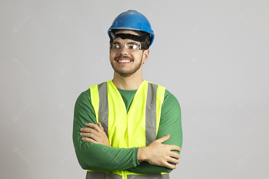 Lindo homem jovem construtor sobre fundo isolado branco