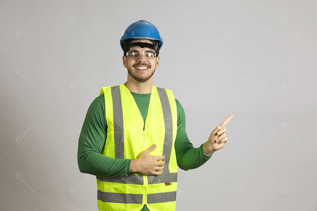 Lindo homem jovem construtor sobre fundo isolado branco