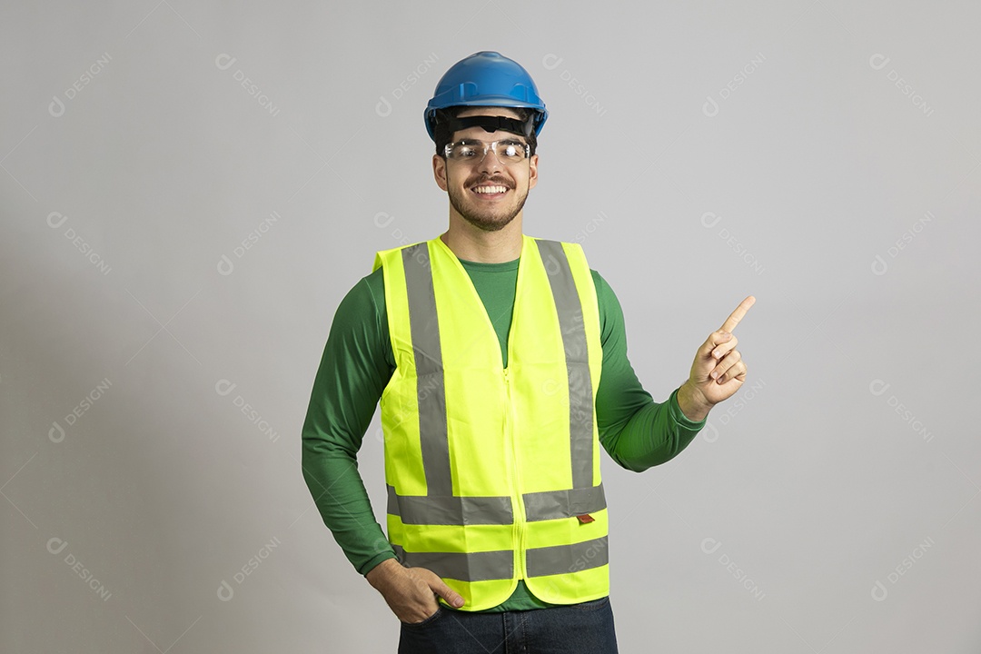 Lindo homem jovem construtor sobre fundo isolado branco