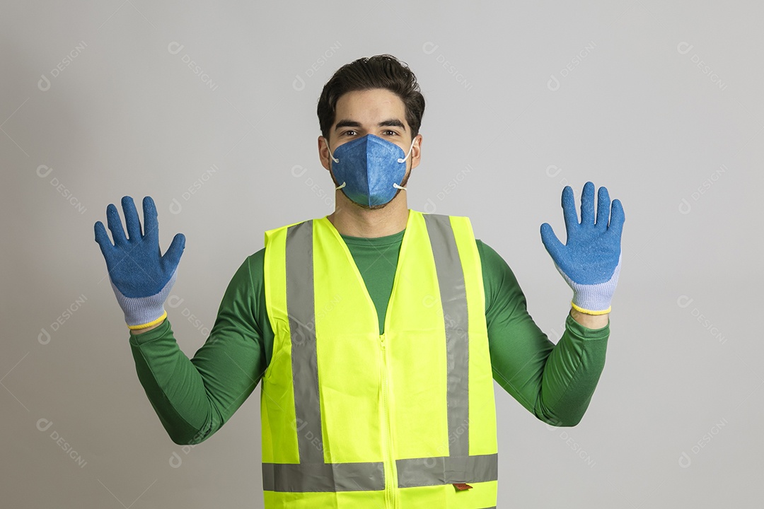 Lindo homem jovem construtor sobre fundo isolado branco