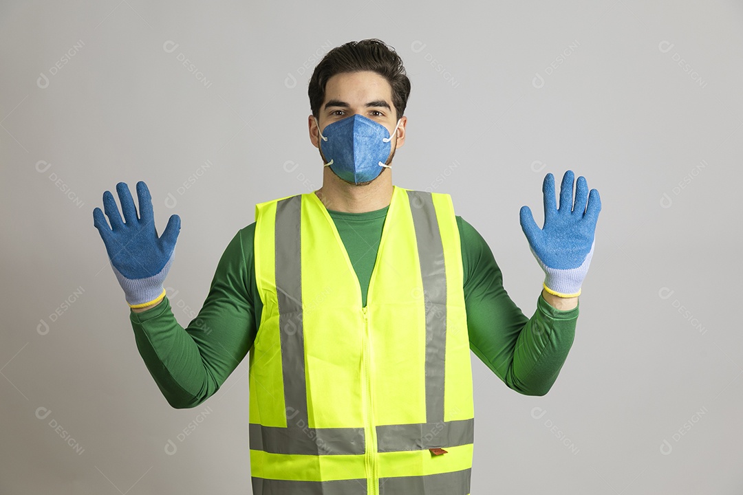 Lindo homem jovem construtor sobre fundo isolado branco