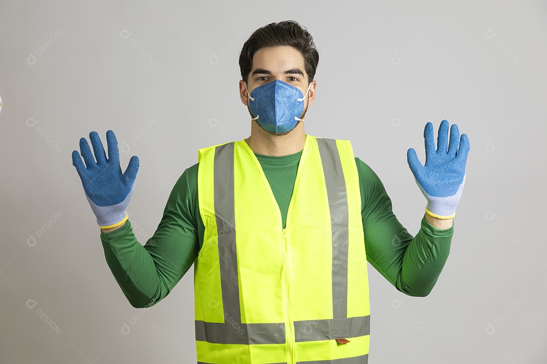 Lindo homem jovem construtor sobre fundo isolado branco