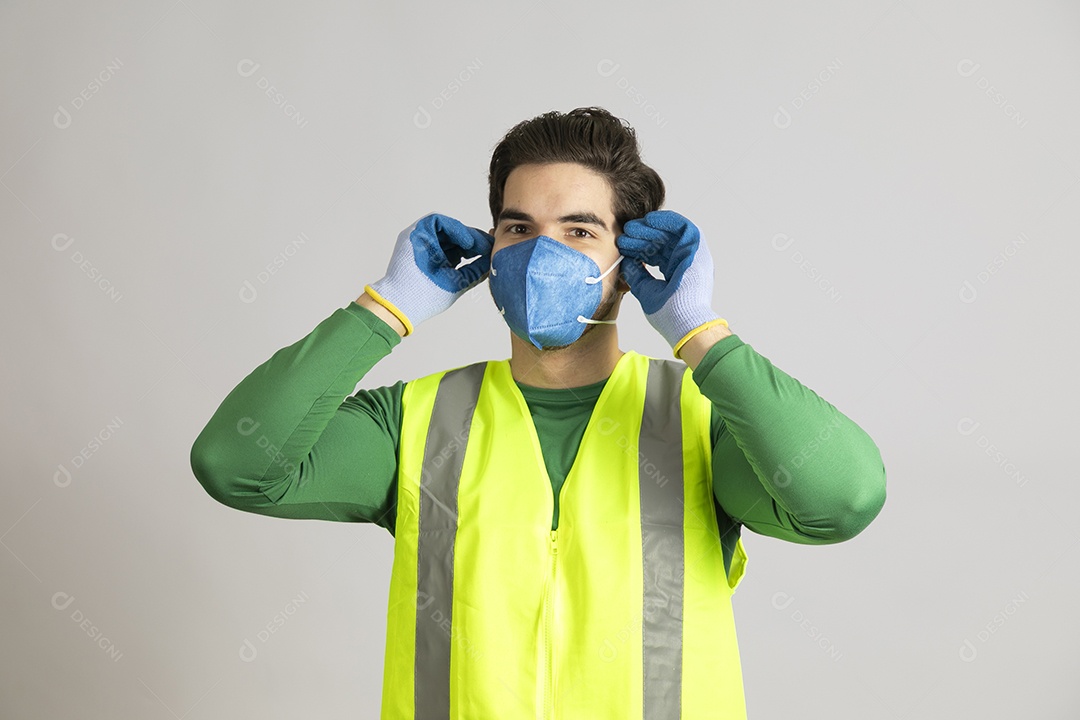 Lindo homem jovem construtor sobre fundo isolado branco