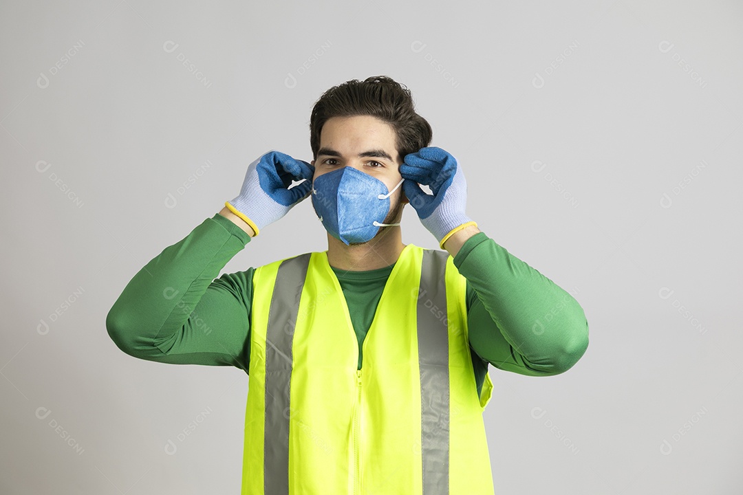 Lindo homem jovem construtor sobre fundo isolado branco