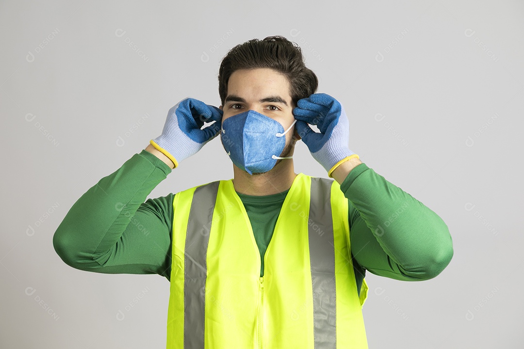 Lindo homem jovem construtor sobre fundo isolado branco