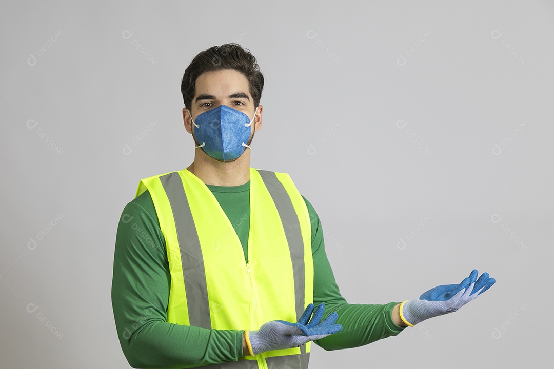 Lindo homem jovem construtor sobre fundo isolado branco