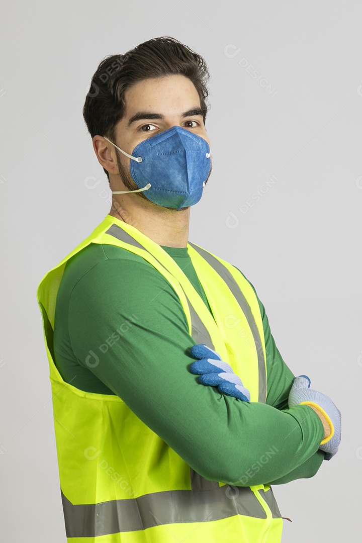 Lindo homem jovem construtor sobre fundo isolado branco